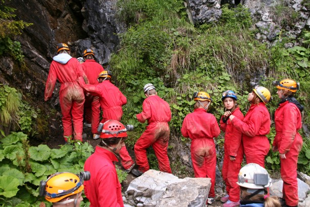 Jugendgruppe beim Klettern