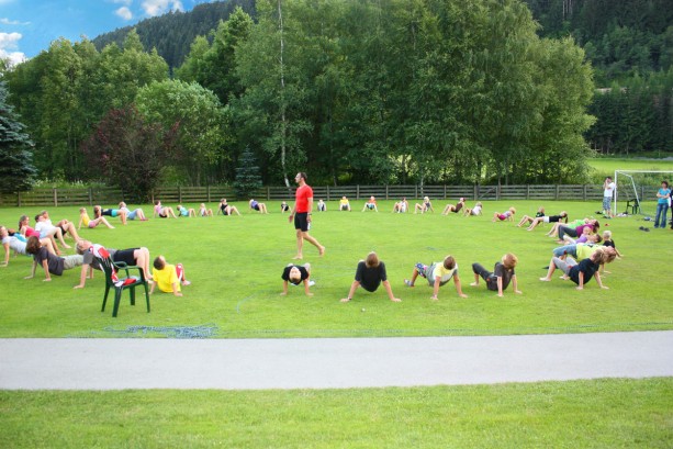Outdoor Gymnastik bei der Sportwoche im Lindenhof, Salzburger Land