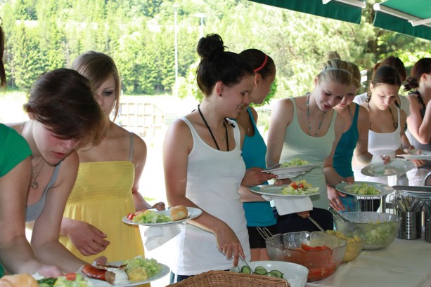 Salatbuffet beim Grillen