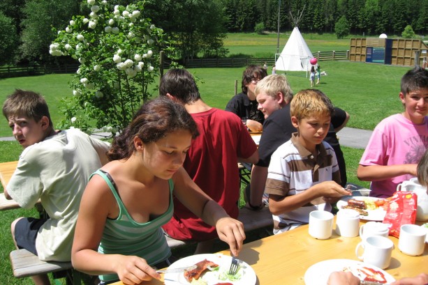 Grillen am Lindenhof in großer Runde am hauseigenen Grillplatz