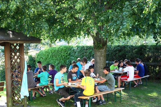 Grillen am hauseigenen Grillplatz im Jugendgästehaus Lindenhof