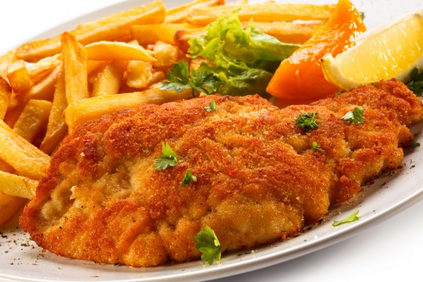 Wiener Schnitzel beim Abendessen im Jugendhotel Lindenhof