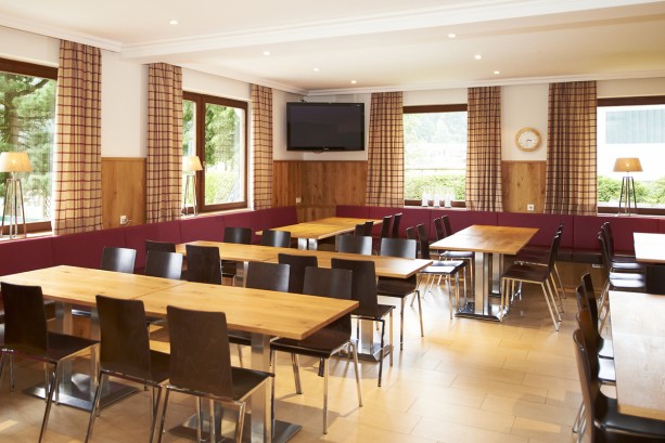 Großer Speiseraum im Jugendsporthotel in Österreich
