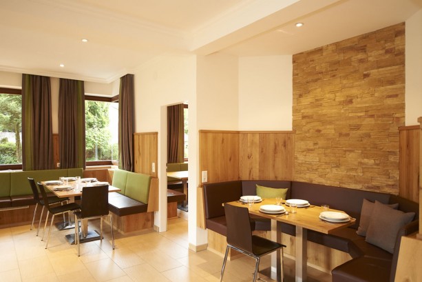 Moderne Speiseräume im Jugendgästehaus im Salzburger Land