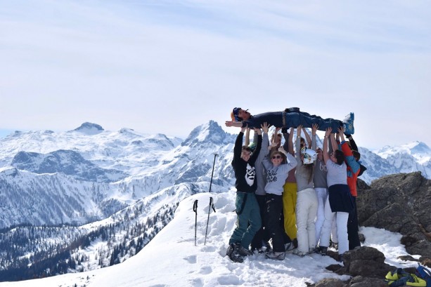 Jugendgruppe am Gipfel im Winter 