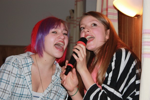 Urlaubsgäste beim Singen im Lindenhof in Österreich