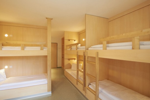 Mehrbettzimmer mit Stockbetten und eigenem Badezimmer mit Dusche/WC
