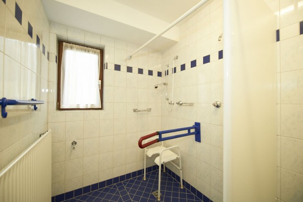 Zimmer mit rollstuhlgerechter Dusche im Jugendhotel Lindenhof