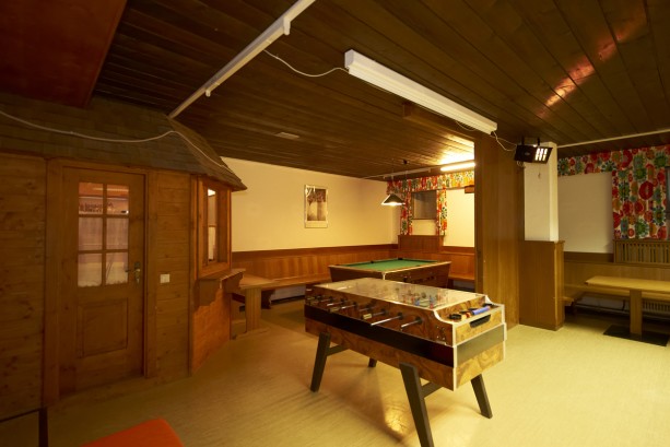 Hobbyraum mit Tischfußball und Billardtisch in der Jugendherberge in Österreich